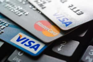 クレジットカードでポイント還元率が高いのはどれ？選ぶ際の注意点から貯まらないケースまで解説